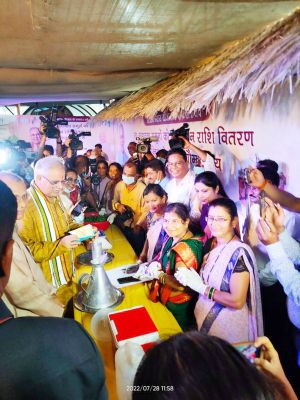 मुख्यमंत्री निवास में पहुंची नवापारा (ल) की महिलाएं