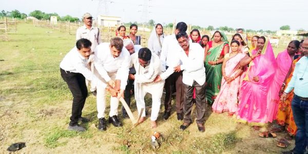 सीईओ ने किया गौठान का निरीक्षण सहित मुनगा पेड़ का रोपण