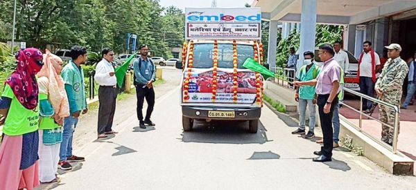 मलेरिया और डेंगू से बचाव के लिए जागरुकता रथ को कलेक्टर ने दिखाई हरी झंडी
