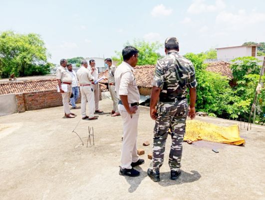 छत पर मिली महिला की लाश