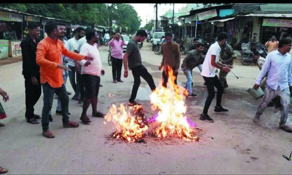 कांग्रेस नेताओं का पुतला दहन