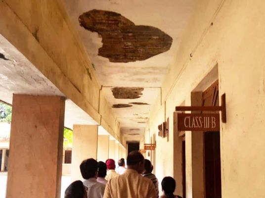 स्कूल की छत का गिर रहा प्लास्टर, दीवारों में दरारें, बाथरूम के दरवाजे भी टूटे