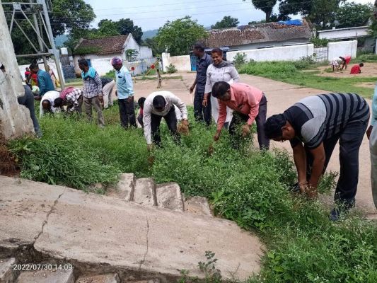 मनोरा के अफसर-कर्मियों ने चलाया सफाई अभियान, एकजुटता से किया श्रमदान