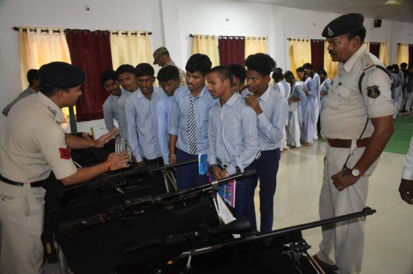 छात्रों को कराया पुलिस लाइन व थाने का भ्रमण