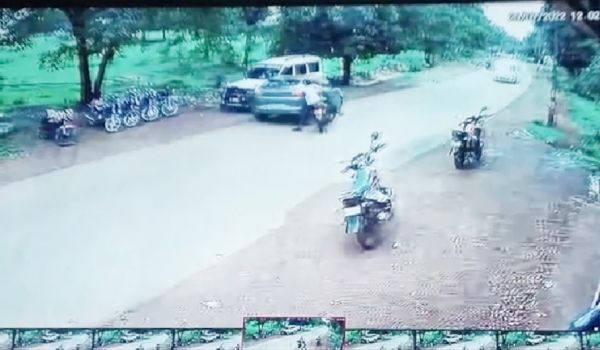 खड़ी कार को बोलेरो ने ठोका