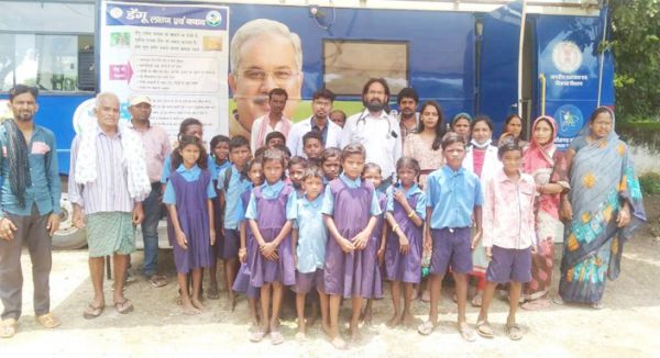 शिविर में निशुल्क उपचार, मौसमी बीमारियों की रोकथाम एवं बचाव की जानकारी दी