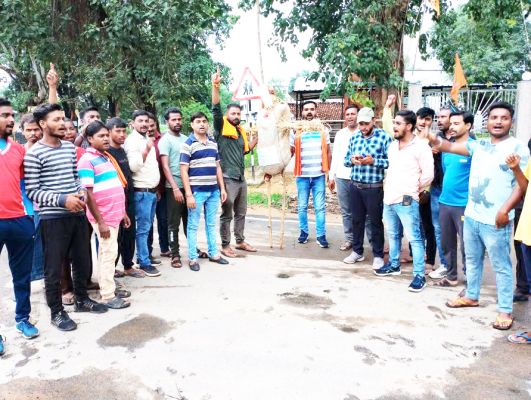 राष्ट्रपति का अपमान, कांग्रेस सांसद का फूंका पुतला