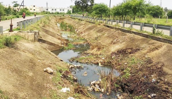 नहर-नाली की सफाई नहीं, बस्ती में घुसने लगा पानी