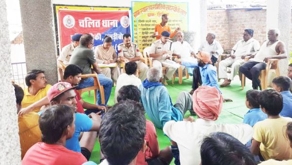 पुलिस ने झिटिया में लगाया चलित थाना