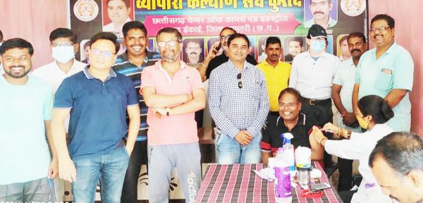 कारोबारियों के वैक्सीनेशन शिविर में 110 लोगों लगवाया टीका
