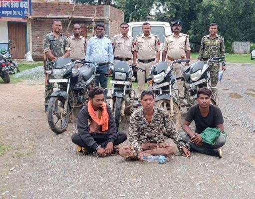 चोरी की 4 बाईक व एक स्कूटी संग तीन गिरफ्तार
