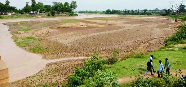 पतली धार में बह रही है कनहर नदी