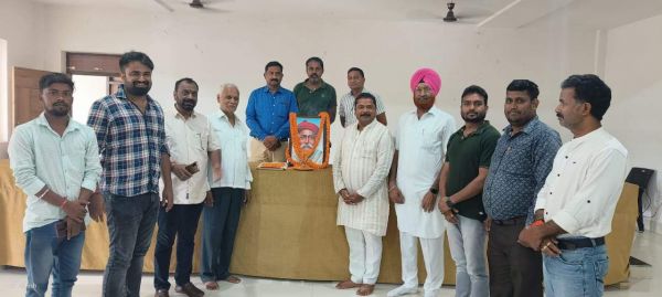 बाल गंगाधर तिलक को दी श्रद्धांजलि