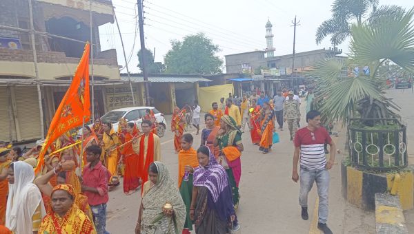 शबरी नदी से जल ले शिवालय पहुंचे कांवडिय़े