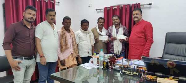 जैन ने मंडई एवं खेल मेला के लिए चोकावाडा पंचायत को सौंपा दो लाख का चेक