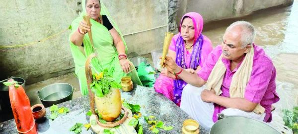 कांवरियों ने बाबा का किया जलाभिषेक