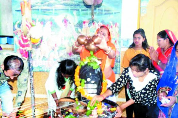 बोल-बम के साथ शिव का जलाभिषेक