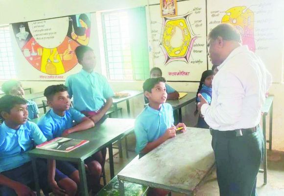 बैगलेस-डे पर डीईओ ने किया  शालाओं का निरीक्षण