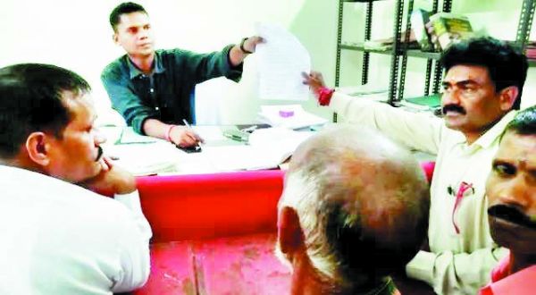 बीएलओ पद से नहीं हटाने की मांग, प्रेरकों ने सौंपा ज्ञापन