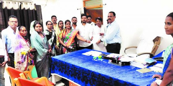 महिला सरपंच से दुव्र्यवहार, जनपद  सीईओ के खिलाफ मोर्चा खुला 