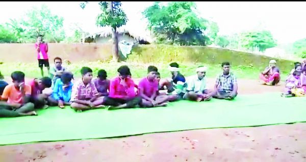 छात्रावास के बच्चों ने कहा छत से टपकता हुआ पानी पीते हैं, खाना भी बनाते हैं