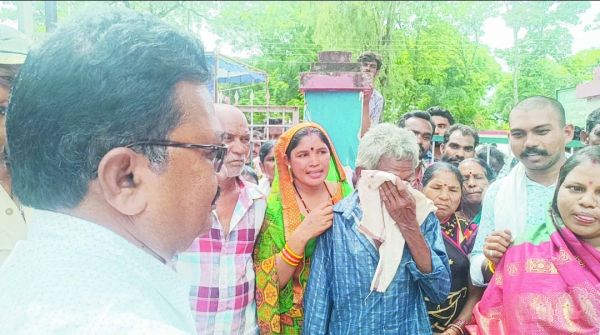 कंडरा समाज ने वन विभाग  के सामने दिया धरना