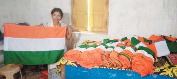  हर घर तिरंगा अभियान: स्व सहायता समूह की महिलाएं बना रही हैं तिरंगा झंडा