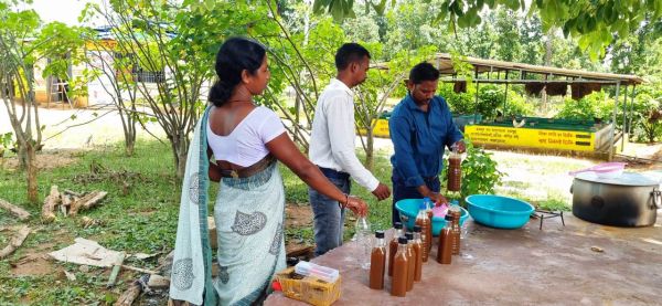 बालाछापर और बहनाटंगर गौठान में 14 लीटर गौमूत्र खरीदी