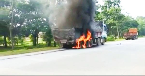 चलती ट्रक में लगी आग, ग्रामीणों की मदद से काबू