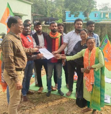 सरकारी गाड़ी में सागौन तस्करी, युवा मोर्चा का प्रदर्शन