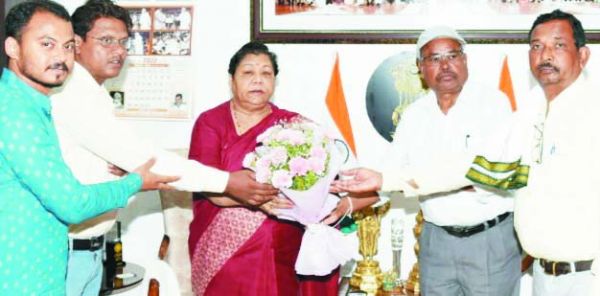 विश्व आदिवासी दिवस के लिए समाज ने दिया राज्यपाल को नेवता