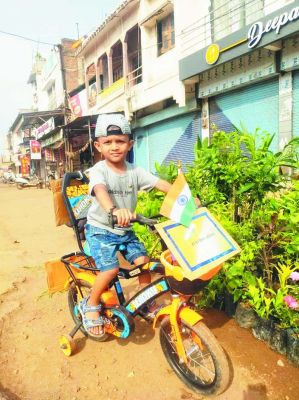 छोटे से बालक का राष्ट्रप्रेम, साइकिल पर लोगों को हर घर तिरंगा अभियान के लिए कर रहा जागरूक