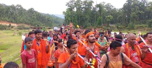 रेण नदी से जल लेकर 24 किमी चलकर कांवरिये पहुंचे वनांचल केदमा के शिव मंदिर, किया जलाभिषेक