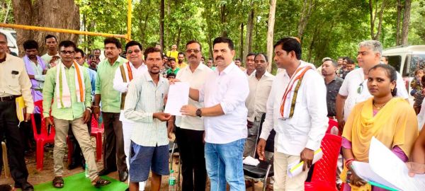 विधायक विक्रम ने बाढ़ पीडि़तों को किया मुआवजा वितरण