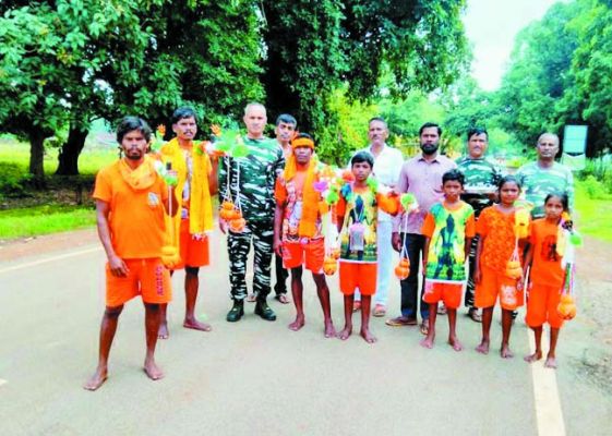 सीआरपीएफ जवानों ने कांवडिय़ों और राहगीरों को बांटे खीर का प्रसाद