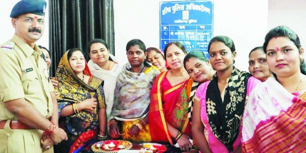 महिला मोर्चा ने जवानों  को बांधा रक्षासूत्र