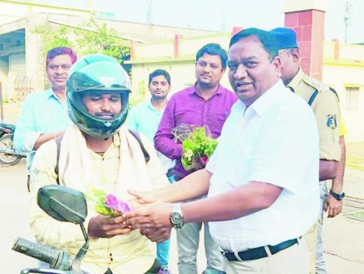 कलेक्टर-एसपी ने नियम का पालन करने वाले नागरिकों  को किया सम्मानित