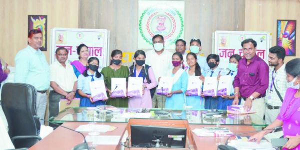 कलेक्टर ने चयनित 34 विद्यार्थियों को भेंट किया टेबलेट
