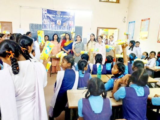 इनरव्हील क्लब ने बालिकाओं को जागरूक कर बांटे सेनेटरी पैड