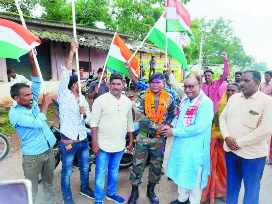 सेवानिवृत्त सूबेदार का गांव पहुंचने पर जोरदार स्वागत