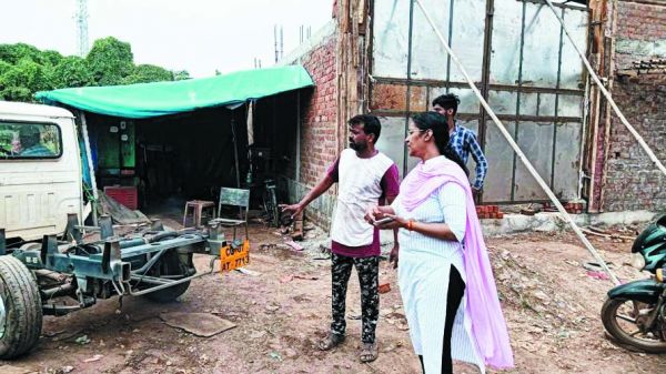 सडक़ बाधित कर वाहन को खड़ा  रखने वाले कबाड़ी पर जुर्माना