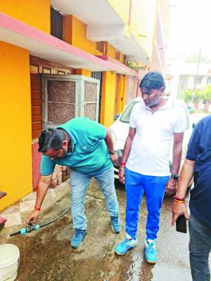 निगम क्षेत्र में पानी व्यर्थ बह देख आयुक्त ने कहा-नलों में टोंटी लगवाएं