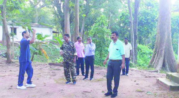 एसपी ने किया सीआरपीएफ, सीएएफ कैंप का निरीक्षण 