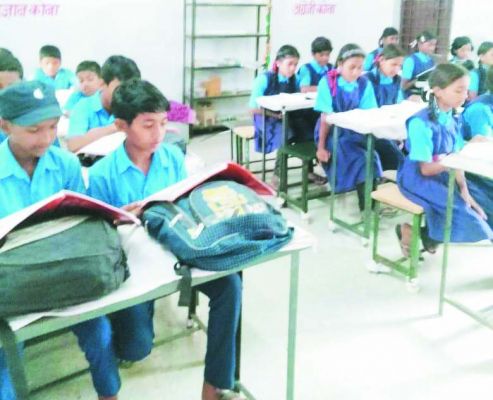 एक शिक्षिका के भरोसे 64 छात्र