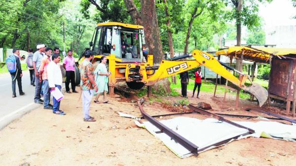 अवैध होर्डिंग्स पर चला जेसीबी,  34 होर्डिंग जब्त 