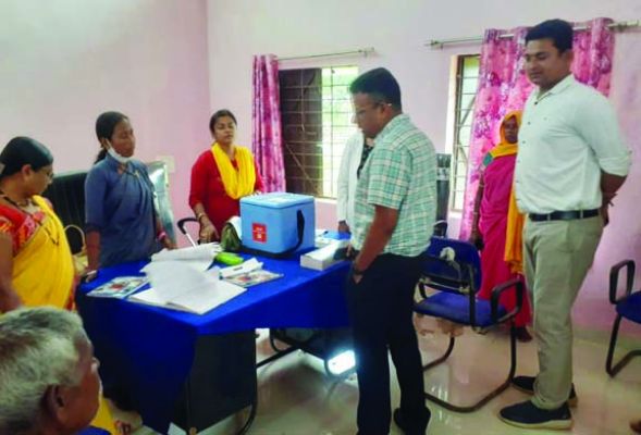 कलेक्टर ने किया कोरोना टीकाकरण के अभियान का निरीक्षण