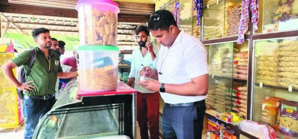 खाद्य सुरक्षा अधिकारी ने मिठाई दुकानों का औचक निरीक्षण कर गुणवत्ता जांची