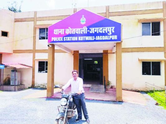 गुम बाइक को ढूंढकर मालिक को सौंपा