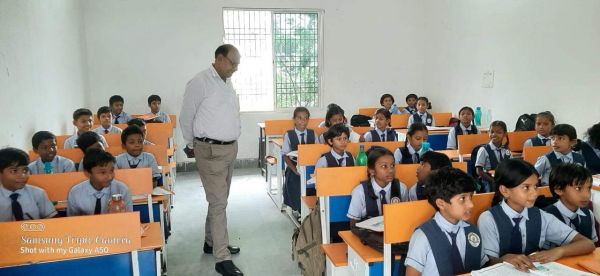 स्कूलों का निरीक्षण, 8 गैरहाजिर, नोटिस