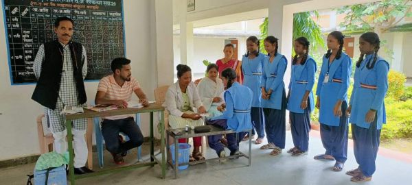 विद्यालय में किशोरी बालिकाओं की रक्त जांच व टीकाकरण